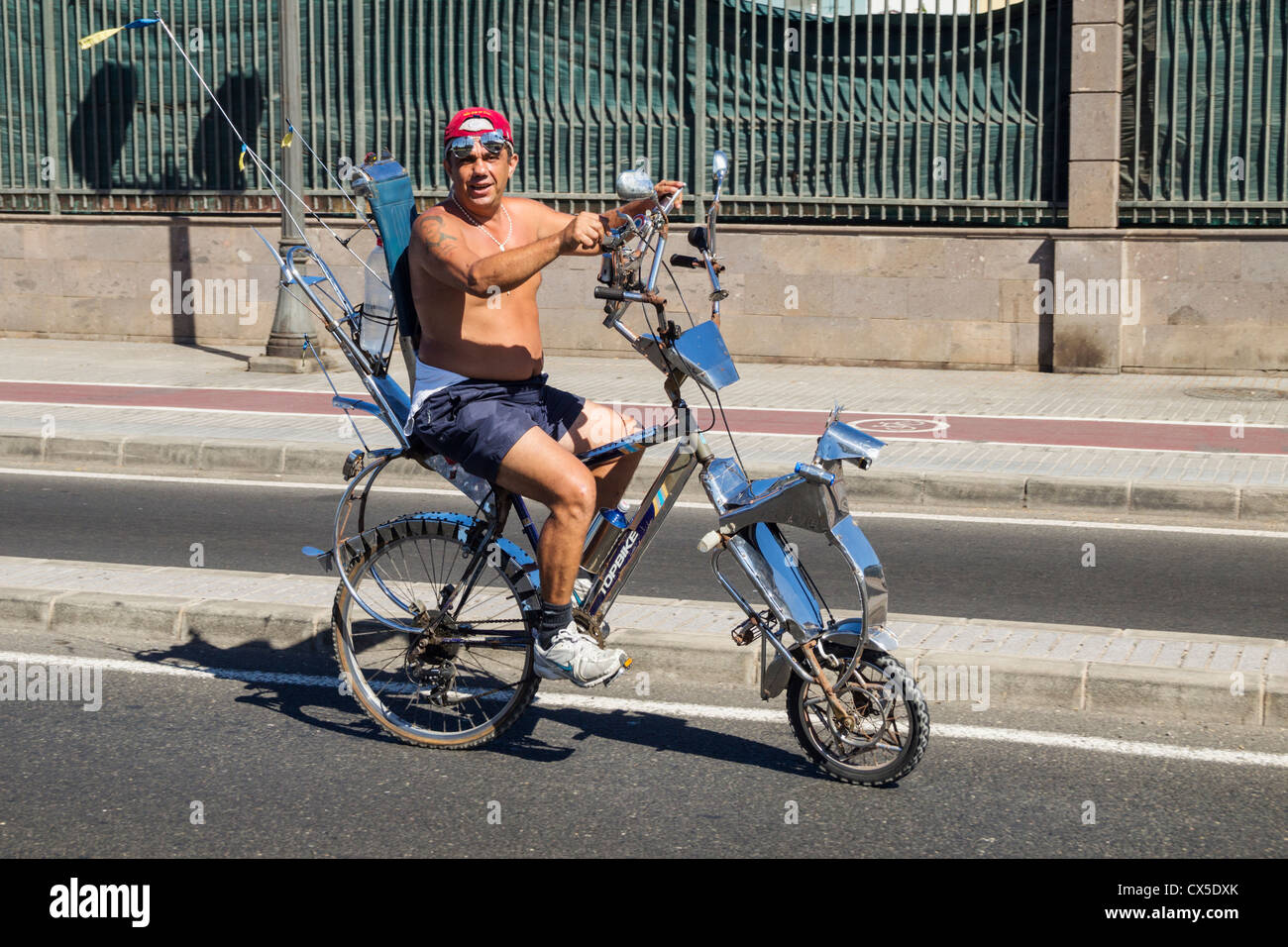 Mann Reiten benutzerdefinierte gebaut Fahrrad in Spanien Stockfoto