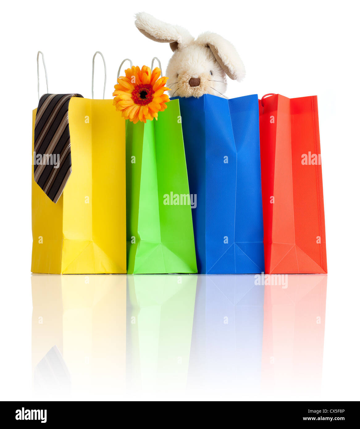 Einkaufstaschen mit Einkäufe für die Familie auf weißem Hintergrund mit Reflexion Stockfoto