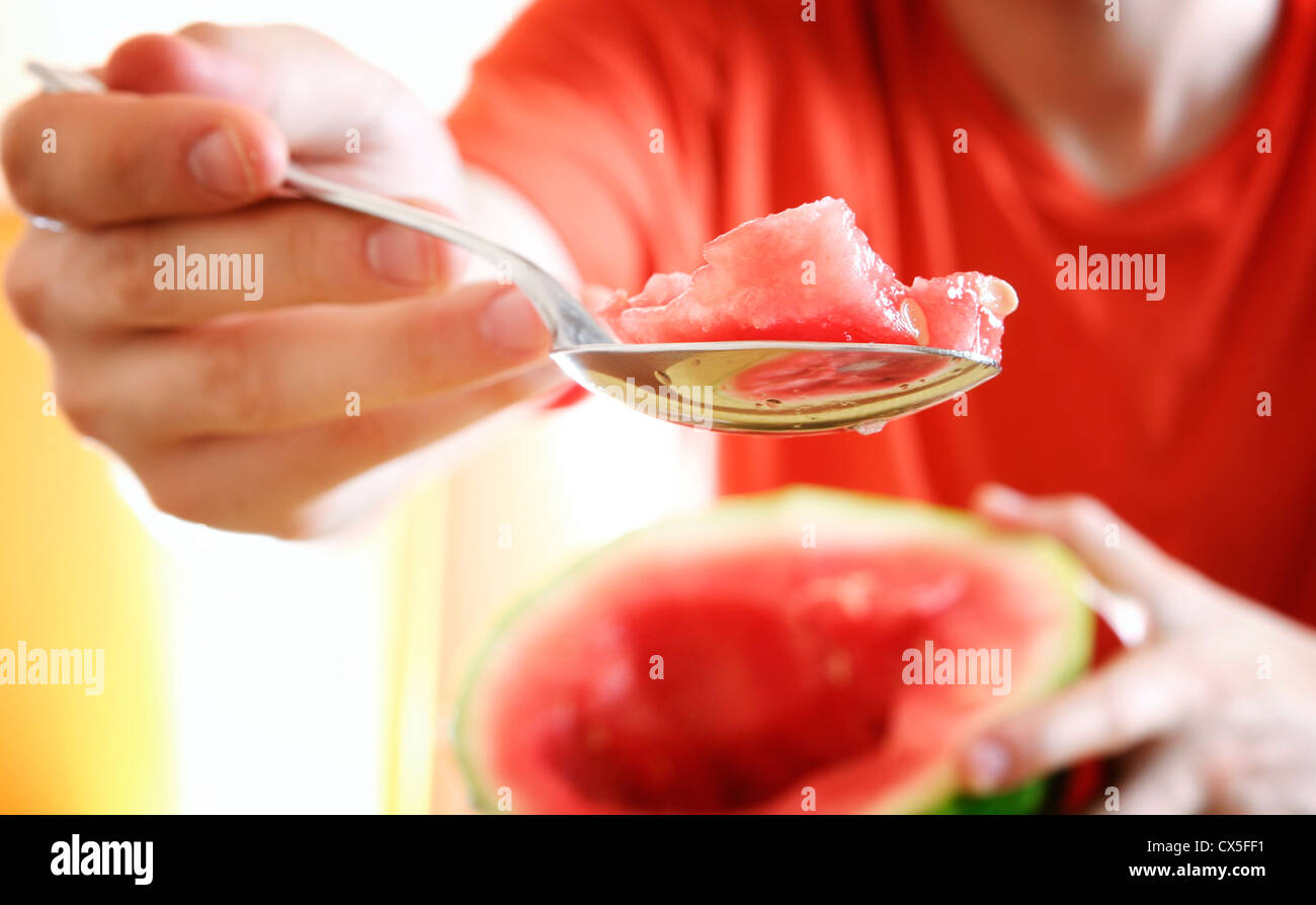 Mann isst ein Stück Wassermelone. Stockfoto