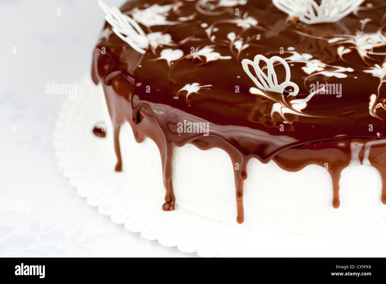 weiße Schokolade auf Tisch fallenden Sahnetorte Stockfoto