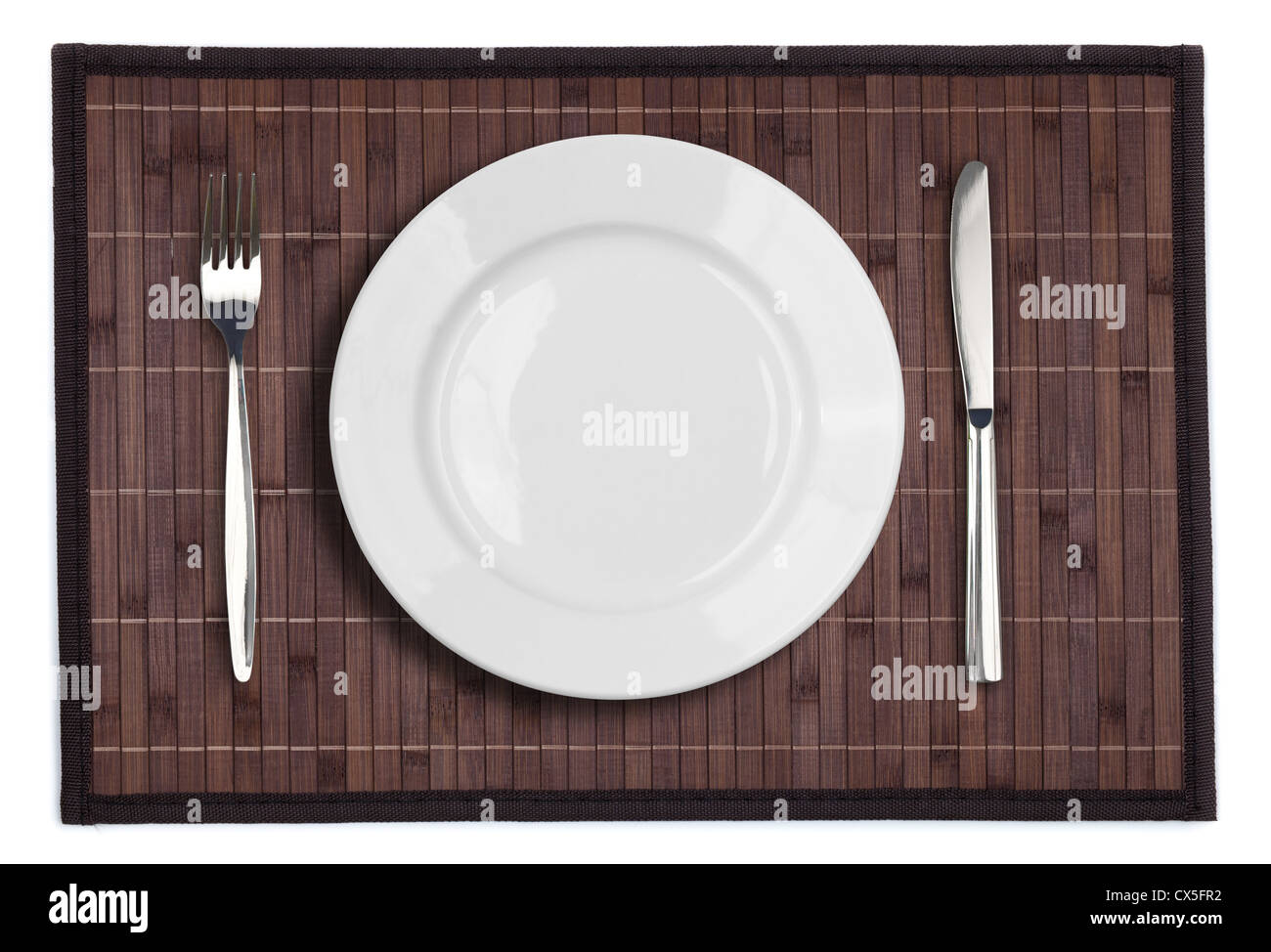 Bamboo Tischset mit Teller Gabel und Messer isoliert auf weiss Stockfoto