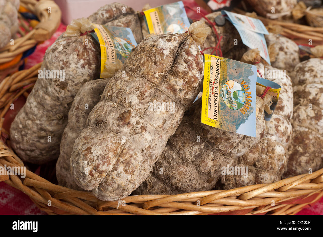 Sopressa, typisches Produkt des Veneto, in einem Markt mit Lebensmitteln angezeigt. Rom, Italien Stockfoto