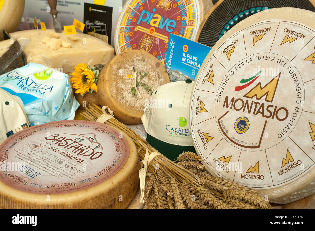 Italienische Käse auf dem Display in einen Lebensmittelmarkt. Rom, Italien Stockfoto