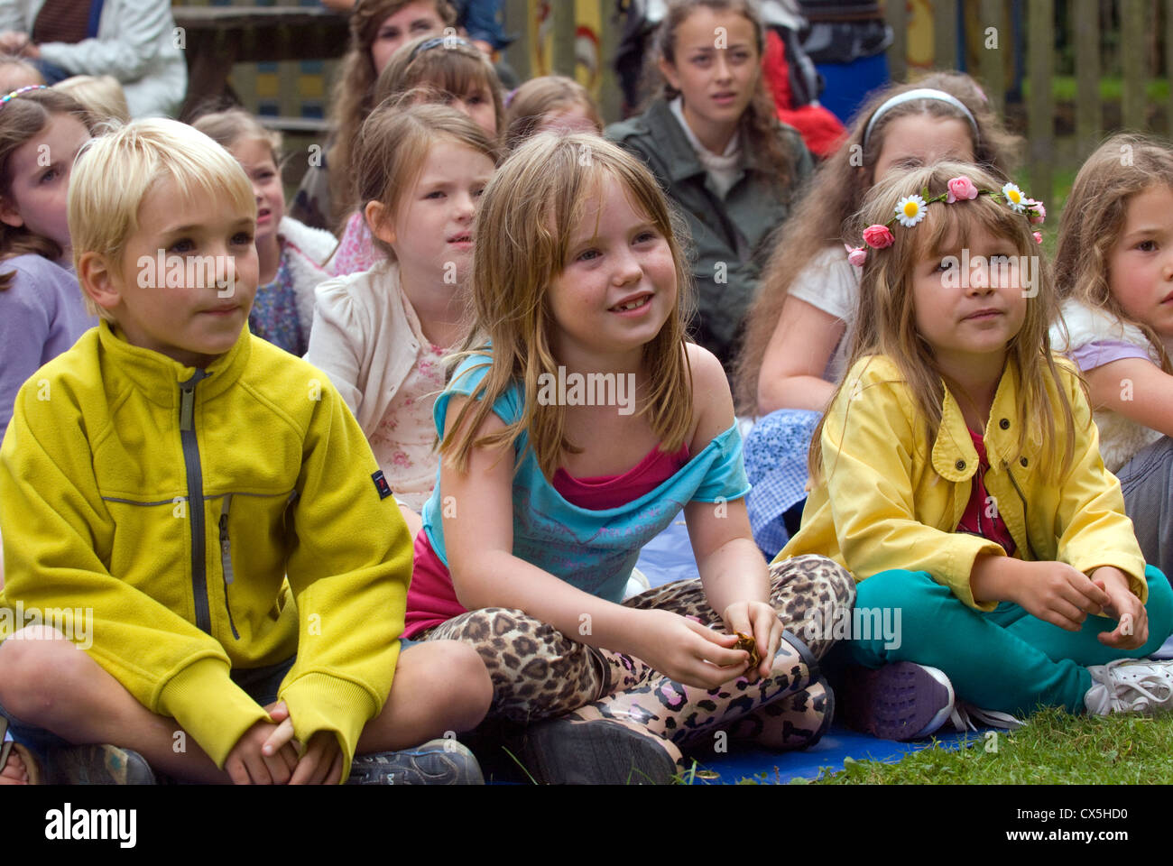 Jugendliche, die von einem Clown in einem Kinder-outdoor-Spaß unterhalten werden Tag, Liphook, Hampshire, UK. Stockfoto