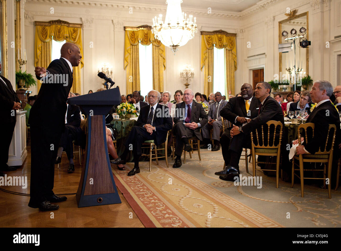 US-Präsident Barack Obama und Gäste auf Wintley Phipps während Ostern Gebetsfrühstück im East Room des weißen Hauses 19. April 2011 in Washington, DC zu hören. Stockfoto