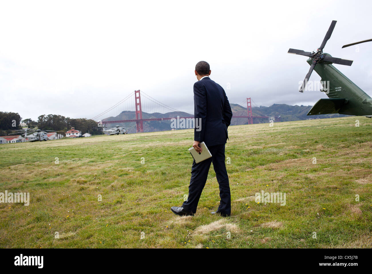 US-Präsident Barack Obama befasst sich mit der Golden Gate Bridge nach der Ankunft 20. April 2011 auf dem Presidio in San Francisco an Bord Marine One. Stockfoto