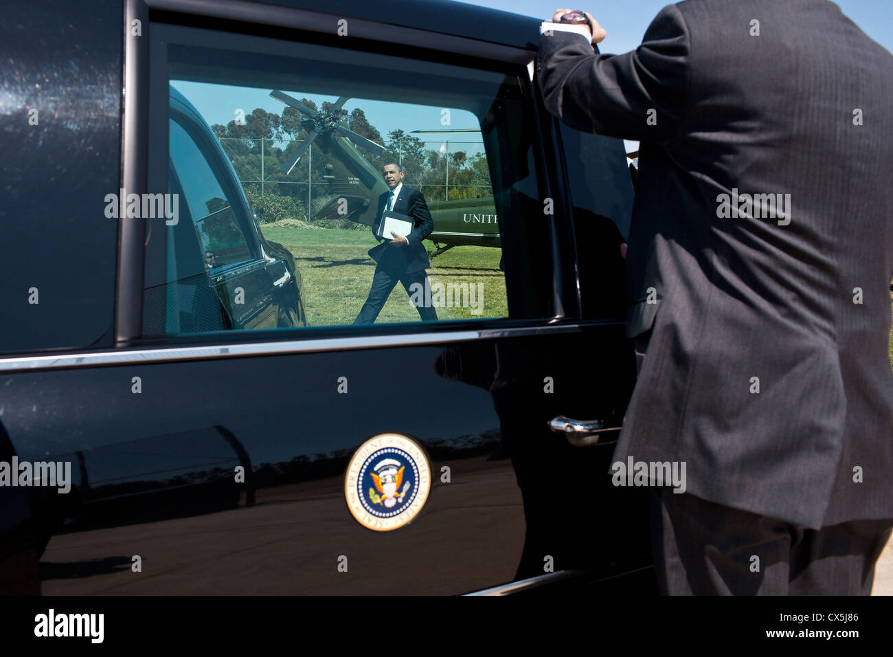 US-Präsident Barack Obama geht auf die Wagenkolonne von Marine One nach der Ankunft an der Barrington Recreation Center Landezone 21. April 2011 in Los Angeles, Kalifornien. Stockfoto