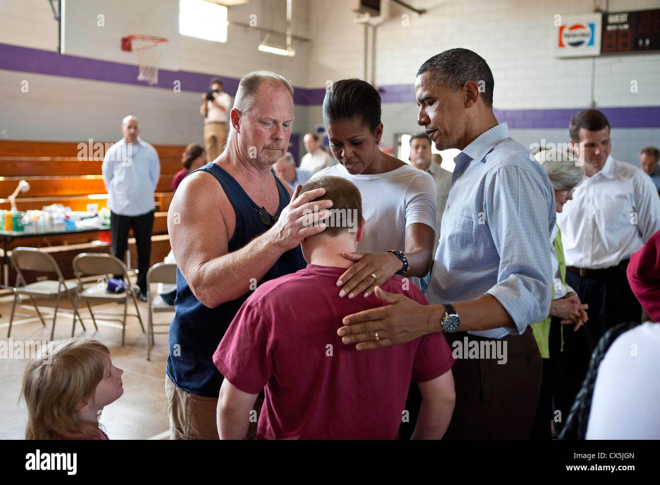 US-Präsident Barack Obama und First Lady Michelle Obama Komfort Menschen in Holt Elementary School 29. April 2011 in Holt, Alabama. Der Präsident und die First Lady reiste nach Alabama, Sturm beschädigt Nachbarschaften zu besuchen und Treffen mit Familien von tödliche Tornados betroffen. Stockfoto