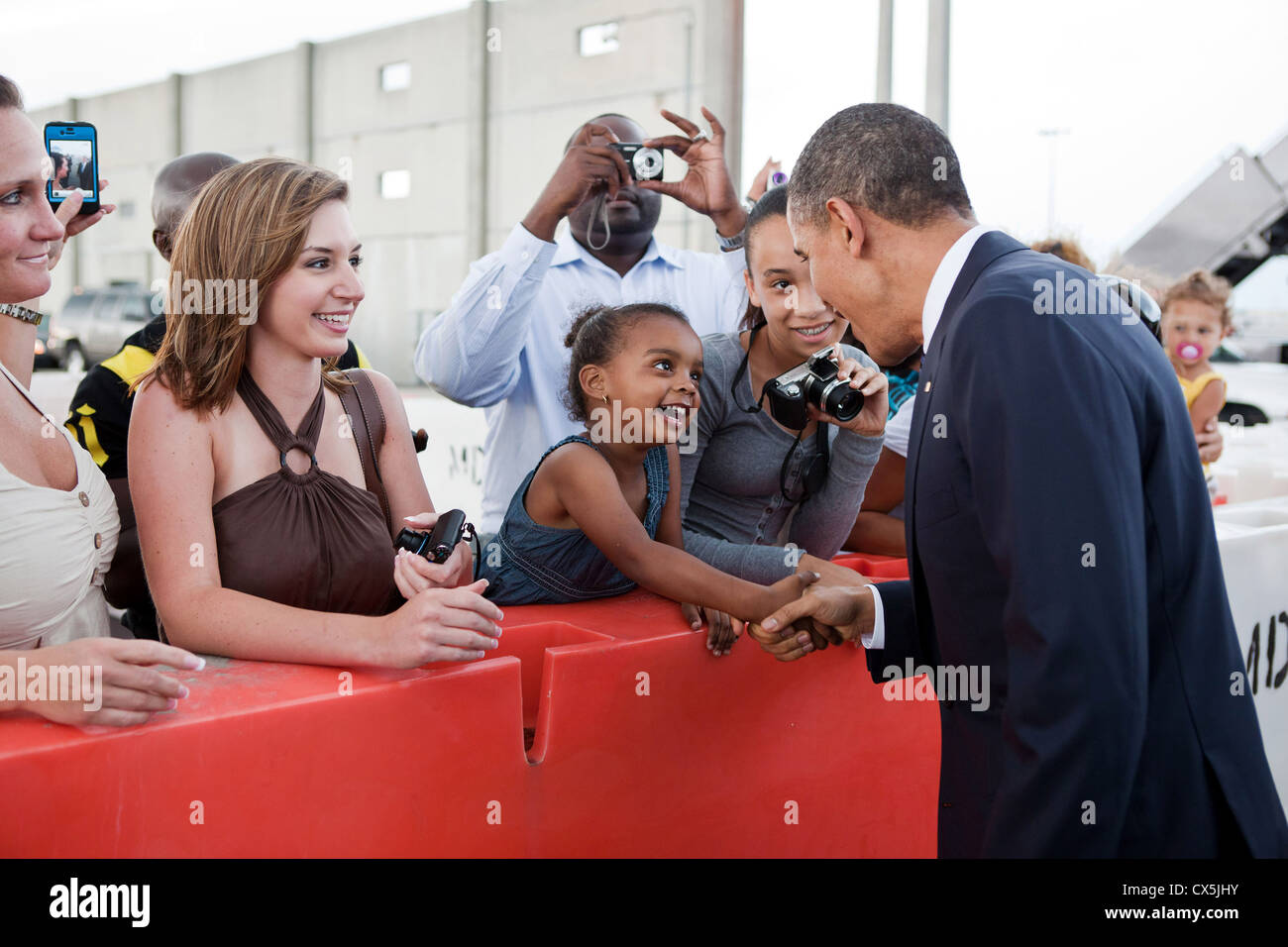 US-Präsident Barack Obama schüttelt Hände mit einem jungen Mädchen nach der Ankunft am internationalen Flughafen Miami 29. April 2011 in Miami, Florida. Stockfoto