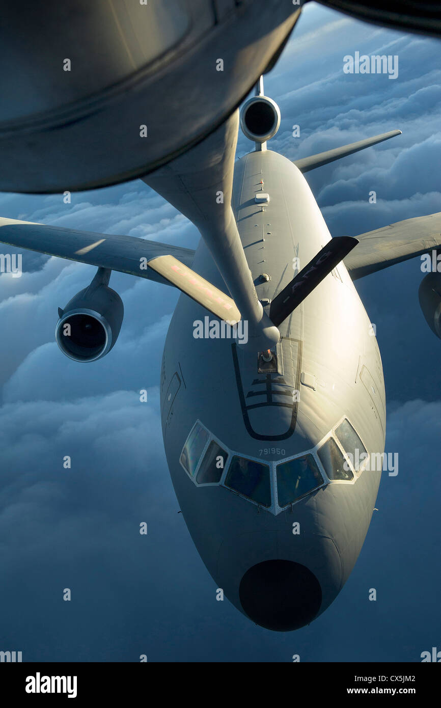 Eine KC-10 Extender von Travis Air Force Base, Kalifornien Praktiken Verbindungen mit einem 151. Air Refueling Wing KC-135 beim Training mission 20. Juli 2012 in Idaho. Stockfoto Eine KC-10 Extender von Travis Air Force Base, Kalifornien Praktiken Verbindungen mit einem 151. Air Refueling Wing KC-135 beim Training mission 20. Juli 2012 in Idaho. Stockfoto