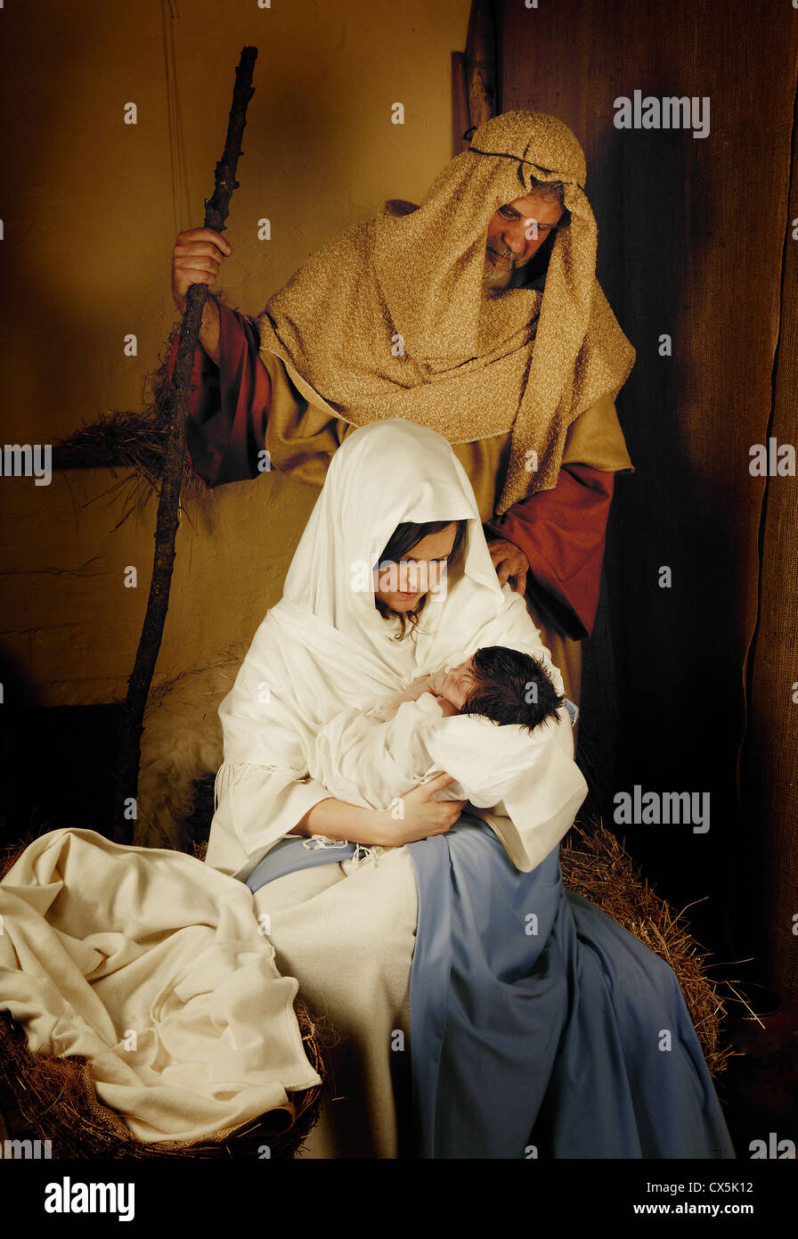 Lebende Weihnachtskrippe mit echten 18 Tage alten Baby nachgestellt