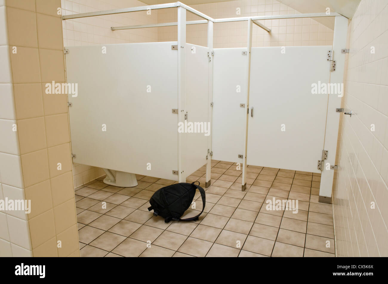 verdächtige Tasche in öffentlichen Bad Erdgeschoss Stockfoto