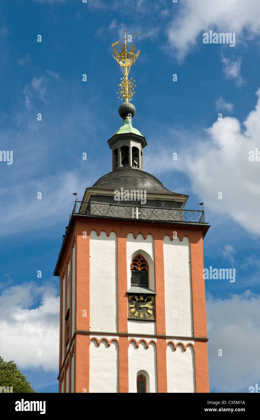 Die goldene Krone & Nicholai Kirchturm, ein berühmtes Wahrzeichen in Siegen, Nordrhein-Westfalen, Deutschland. Stockfoto