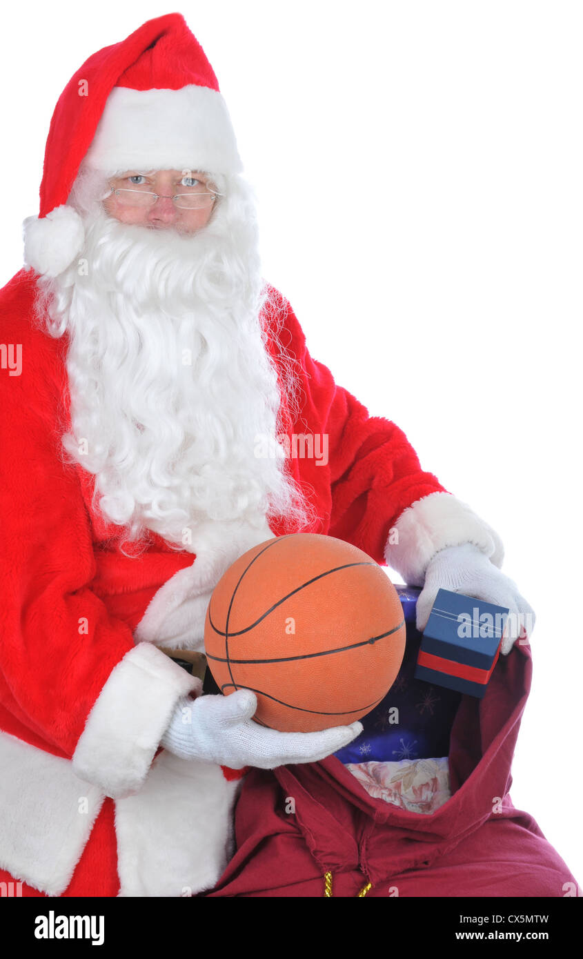Santa Claus Holding Basketball und seine Tasche Spielzeuge, isoliert auf weiss Stockfoto