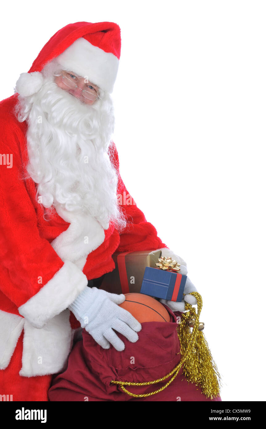 Santa Claus mit einer Tasche von präsentiert und Spielzeug isoliert auf weiss mit Exemplar Stockfoto