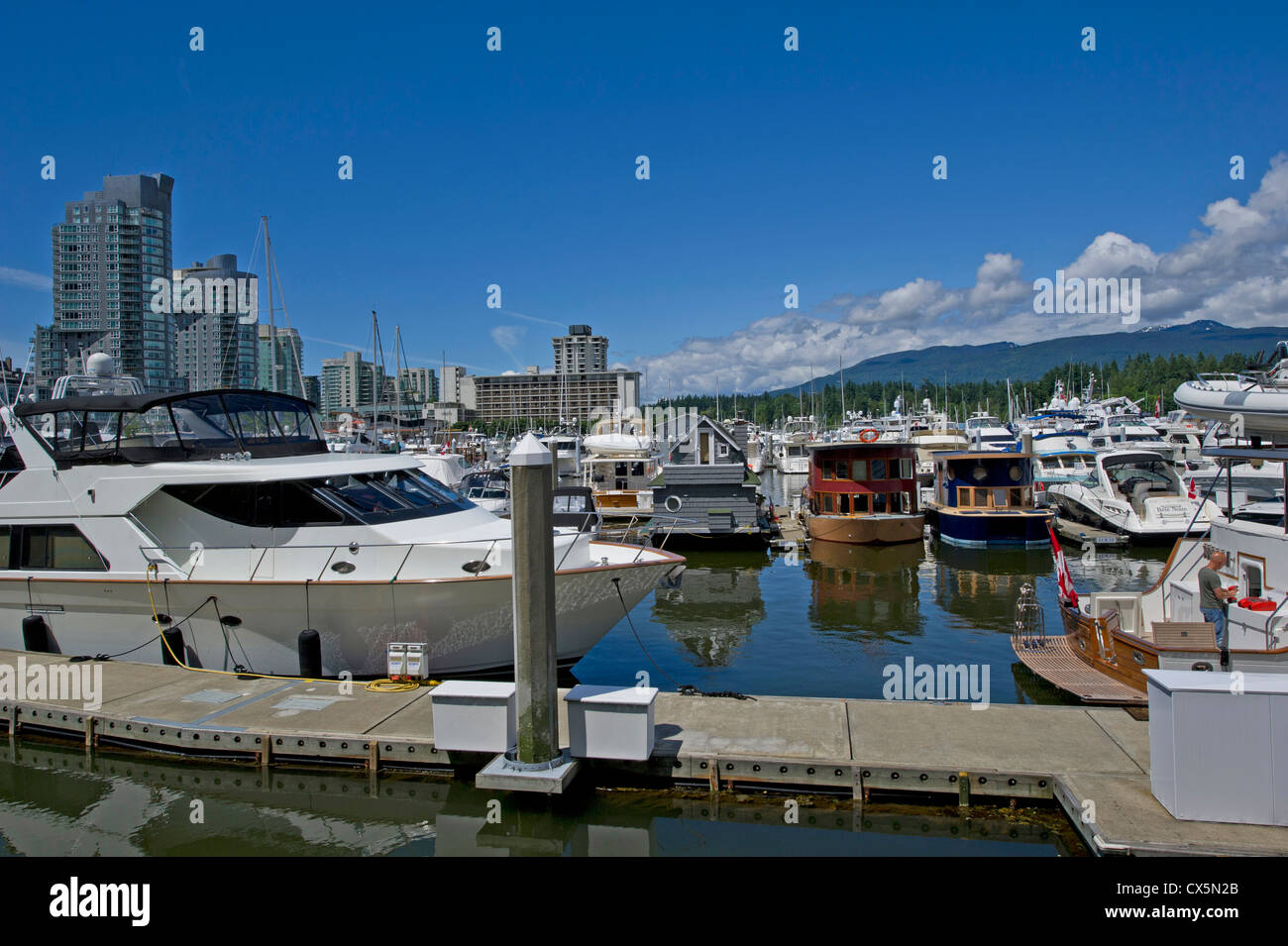 Boote in der Marine in Coal Harbour in Vancouver, British Columbia stationiert Stockfoto