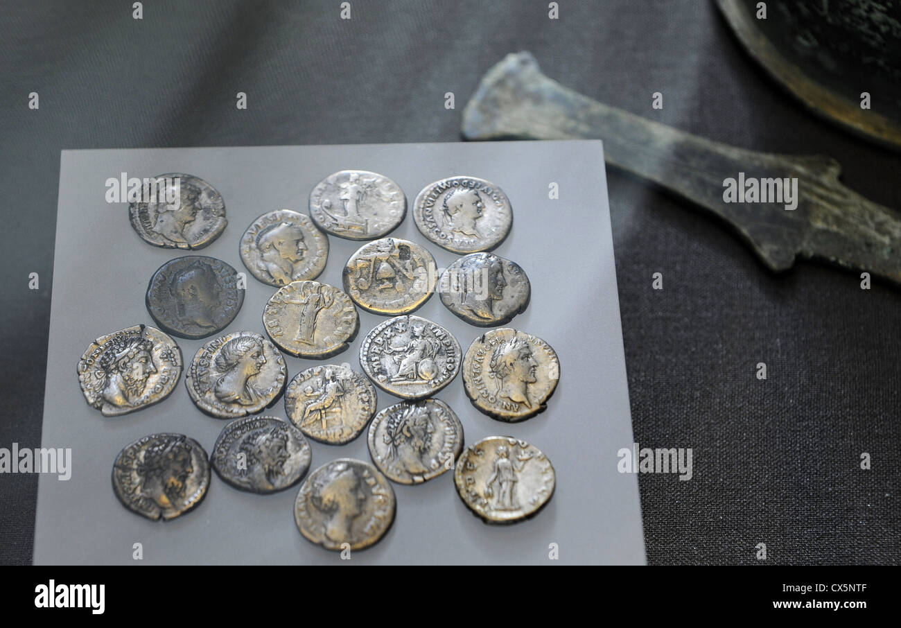 Münzen der römischen Silber Denar. 72 n. Chr. bis 200 und boten sich zu Beginn des 4. Jahrhunderts n. Chr. Aus Nydan Moor. Stockfoto