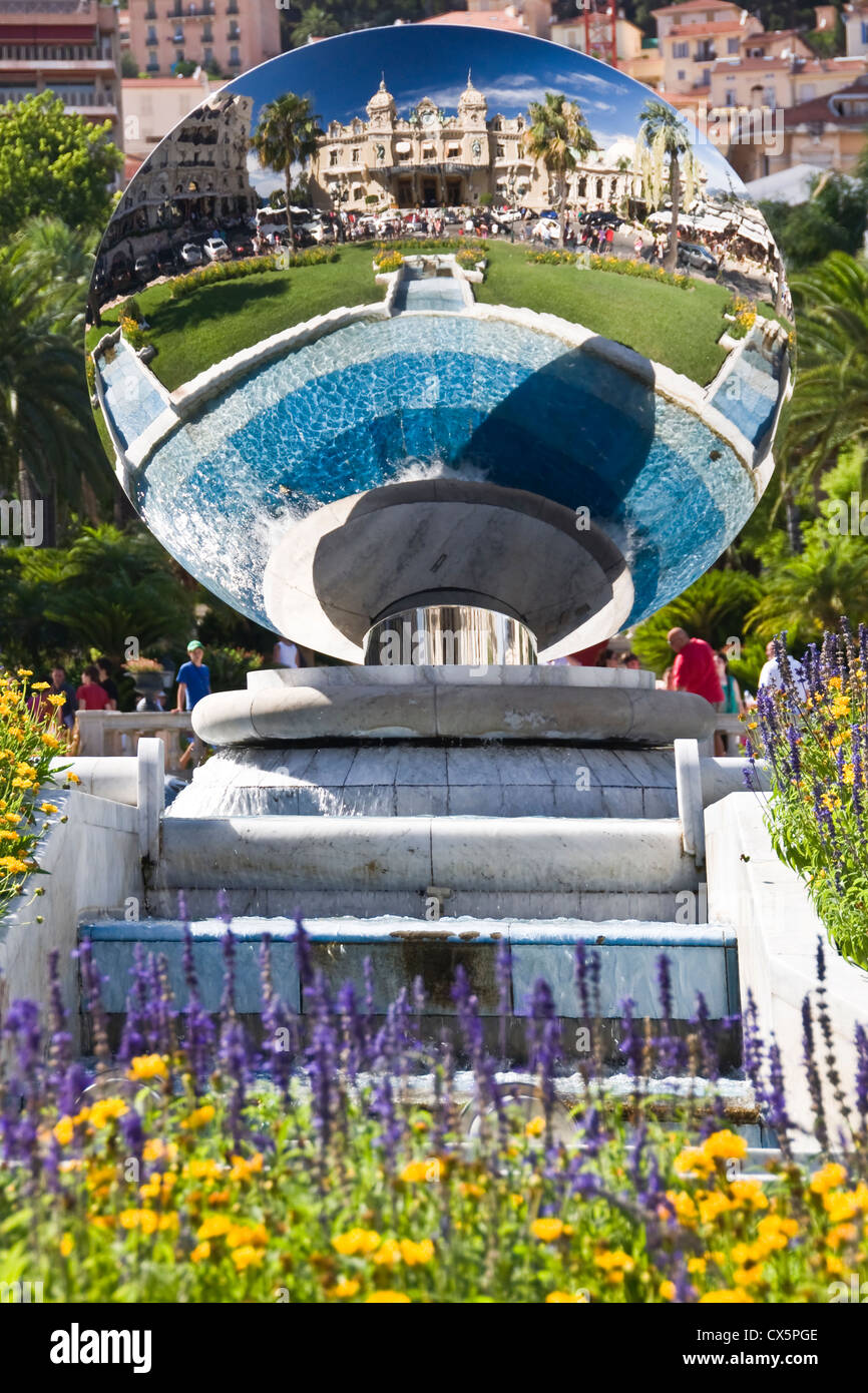 Brunnen der Spiegel reflektieren das Casino von Monte-Carlo - Monaco Stockfoto
