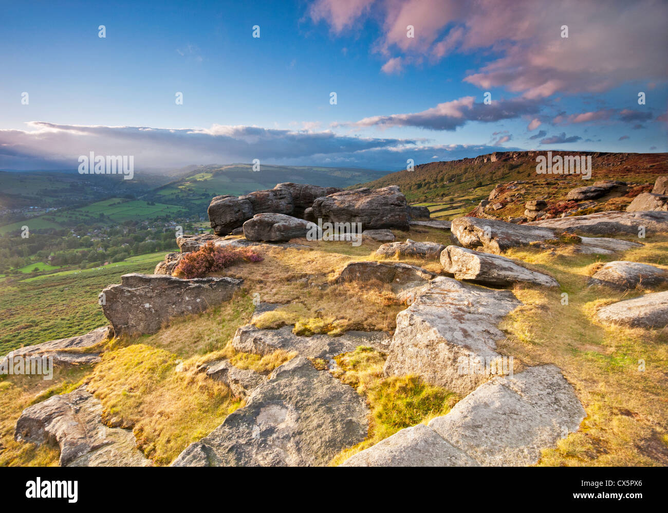 Blick vom Baslow Kante in Richtung der Curber Kante in der Peak District National Park. Stockfoto