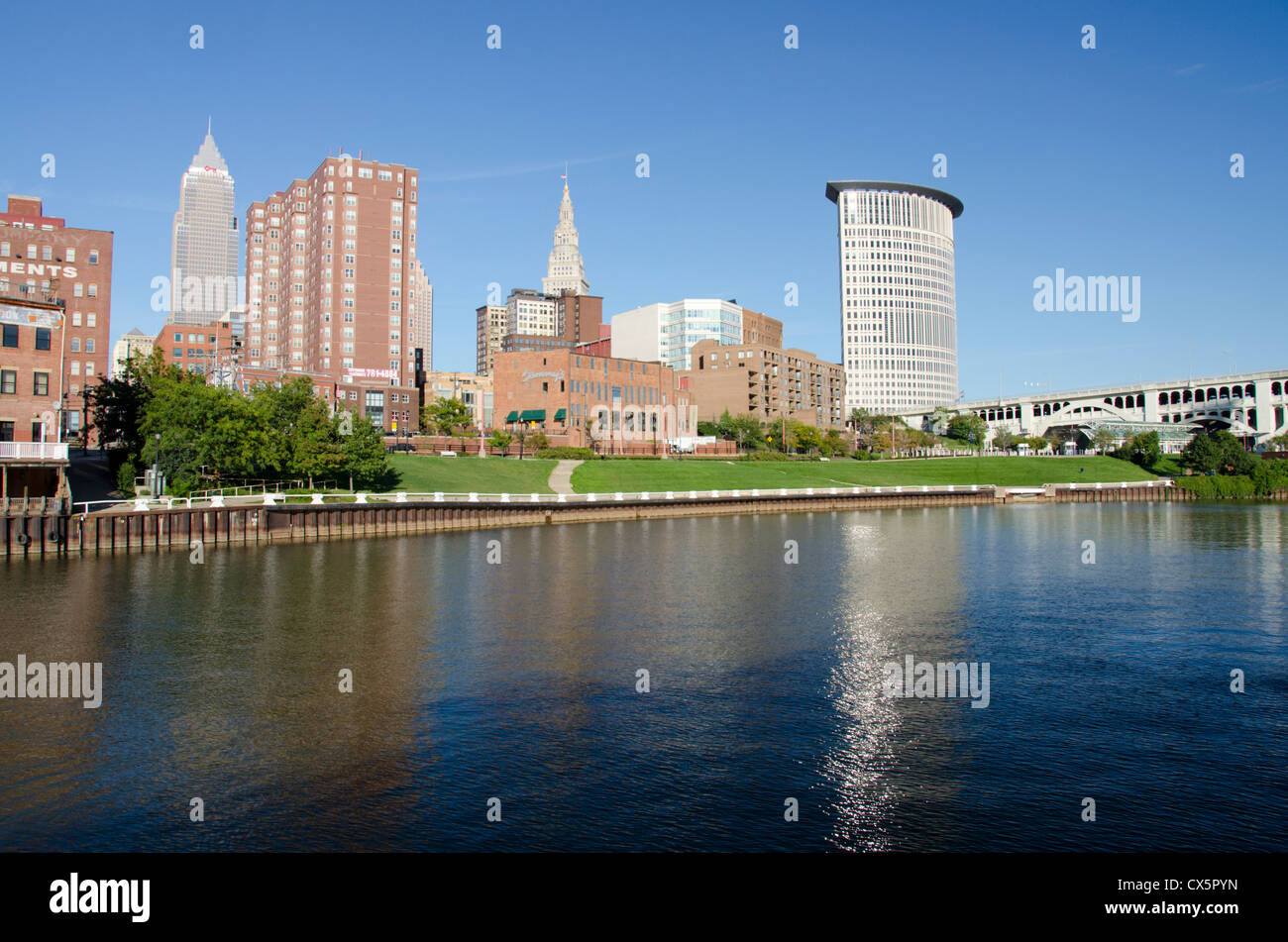 Ohio, Cleveland. Cuyahoga River Skyline Blick auf Innenstadt von Cleveland aus "The Flats" Stockfoto