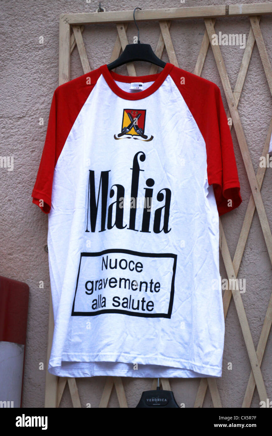 "Nuoce Gravemente Alla Salute" Mafia T-Shirt wie Marlboro "Rauchen ist tödlich" Stockfoto