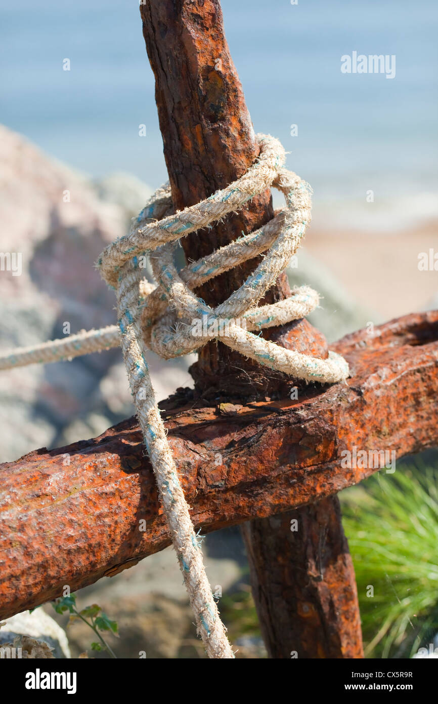 Rostigen Anker mit verknoteten Seil, Beesands, starten Bay, South Devon, UK Stockfoto