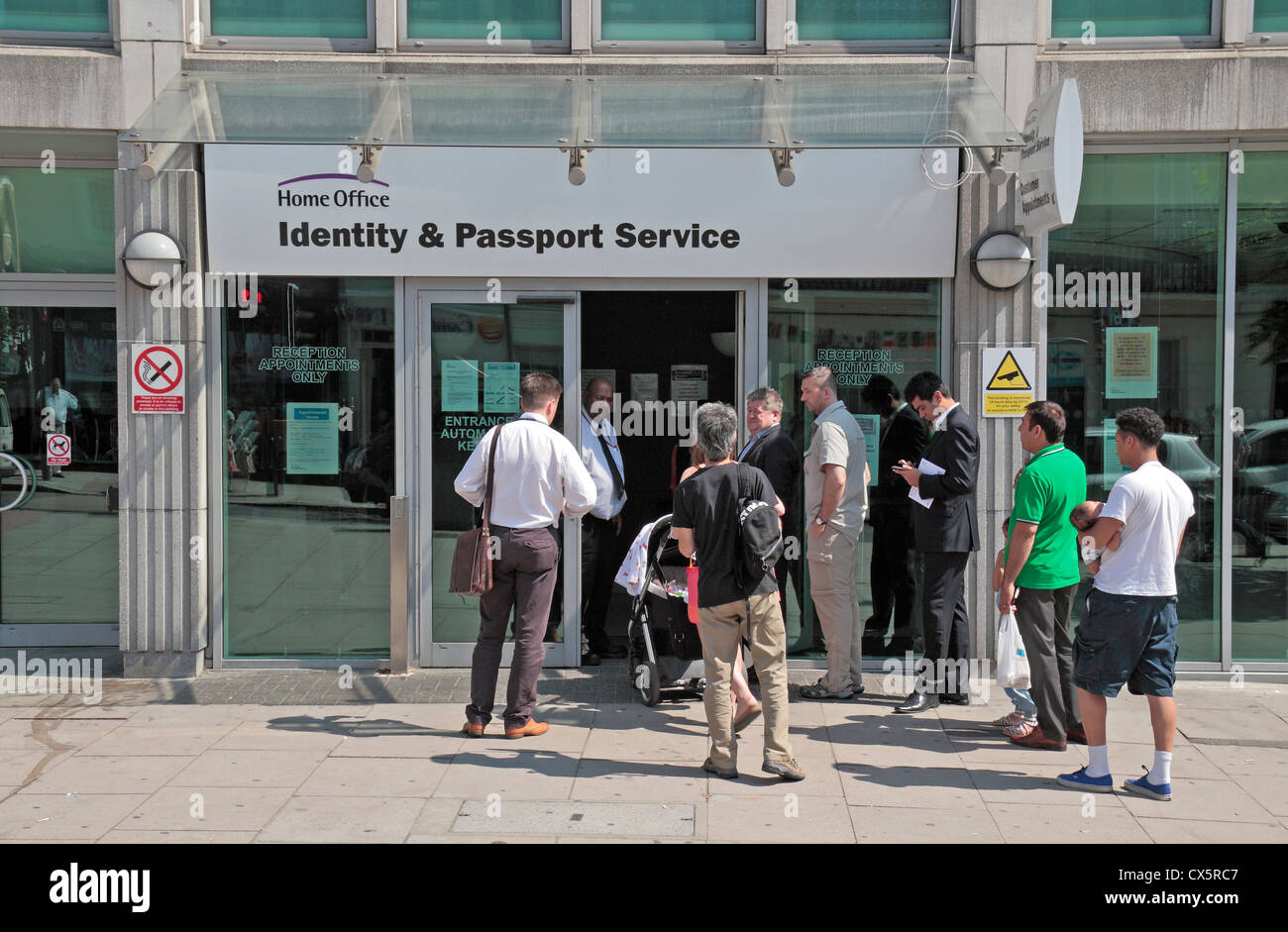 Menschen Schlangestehen vor der Identität und Pass-Service Büro, Globe House, 89 Eccleston Square, London, UK Stockfoto