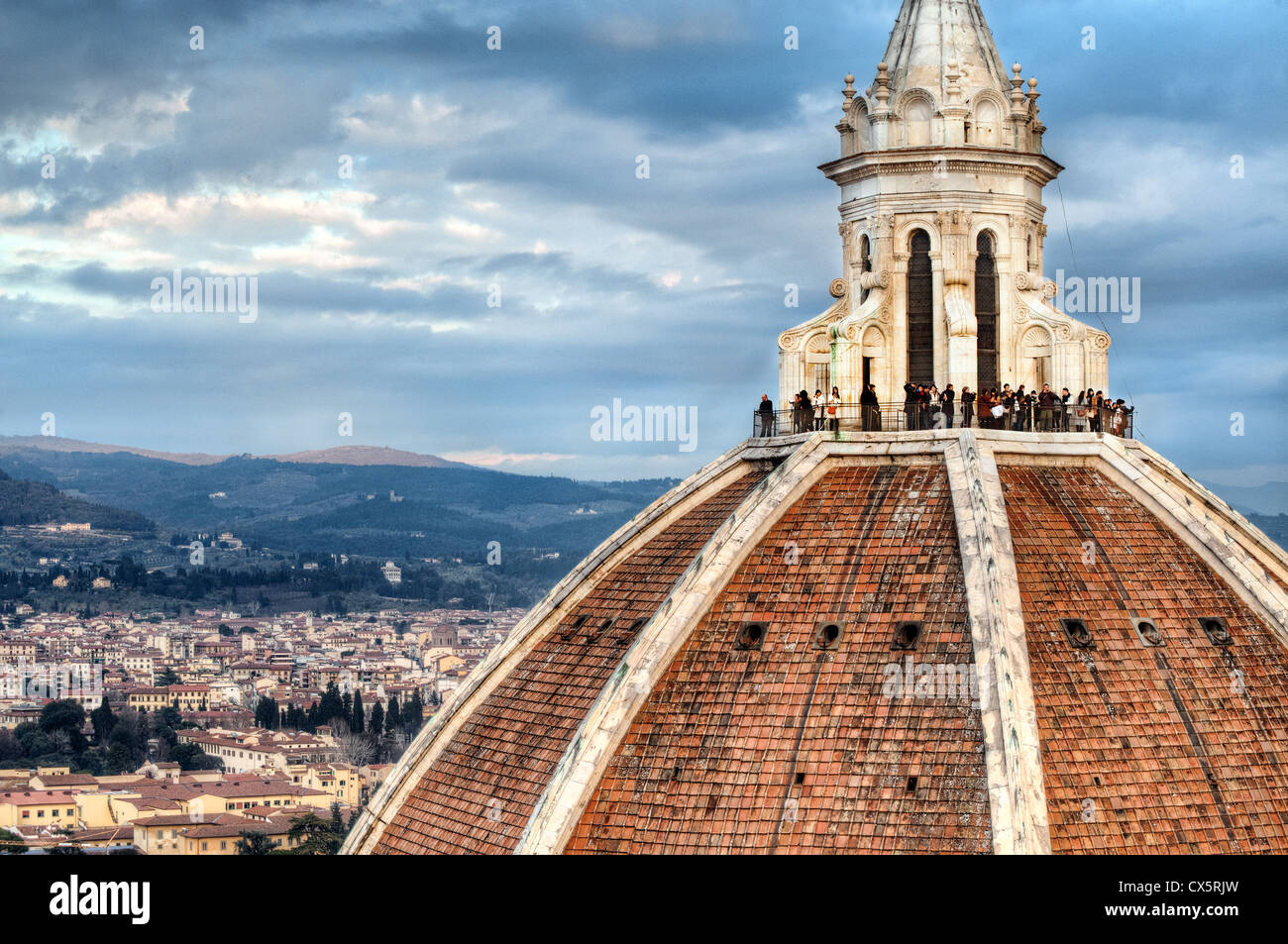 Touristischen betrachten die Aussicht von der Spitze des Brunelleschis Kuppel auf der Oberseite der Kathedrale Santa Maria della Fiore in Florenz, Italien Stockfoto
