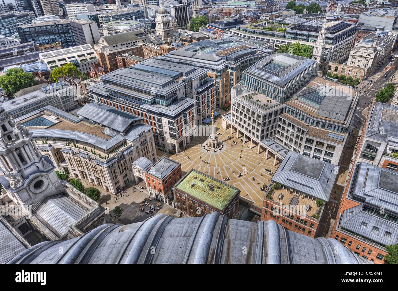 Paternoster Square und der City of London angesehen von der Spitze der St. Pauls Cathedral in London, England Stockfoto