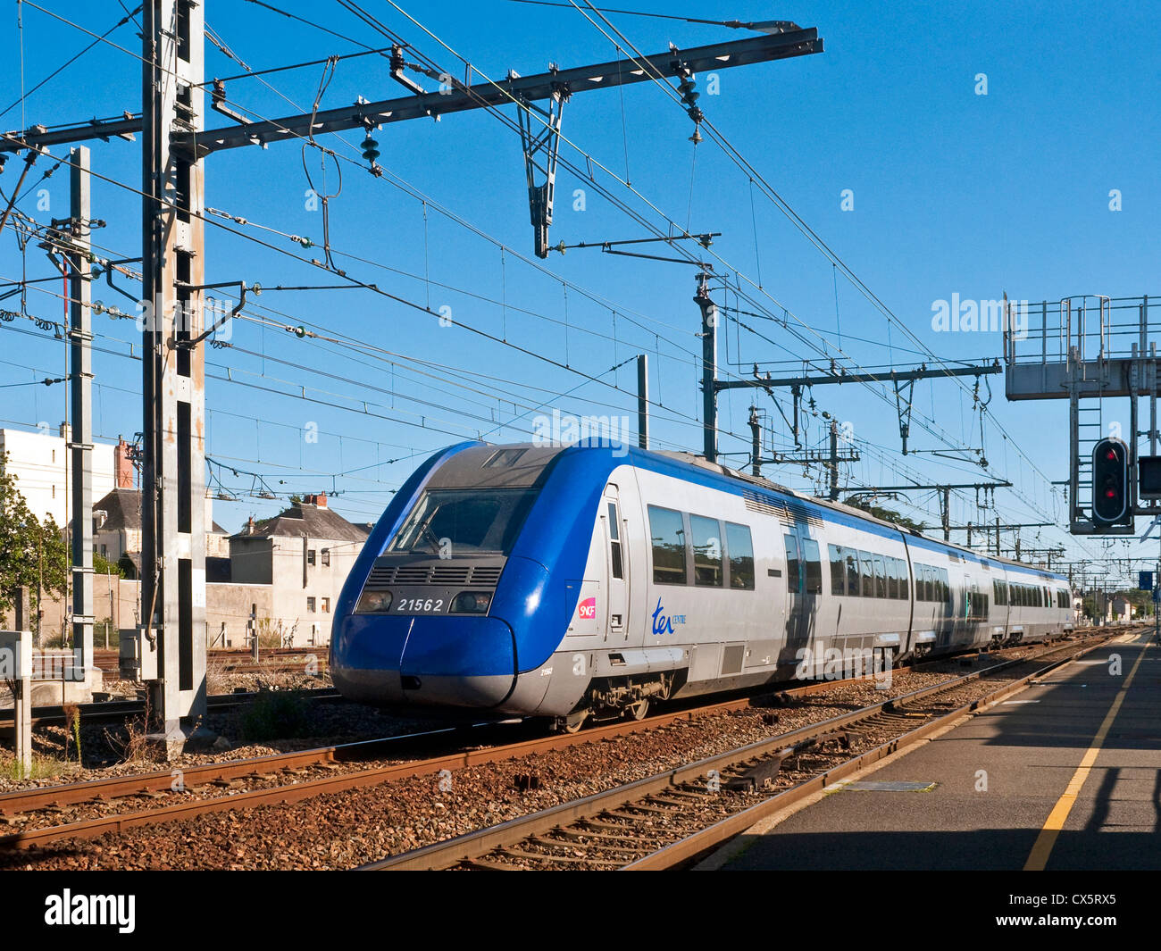 Französisch-Bombardier Commuter express Bahnhof verlassen - Frankreich. Stockfoto