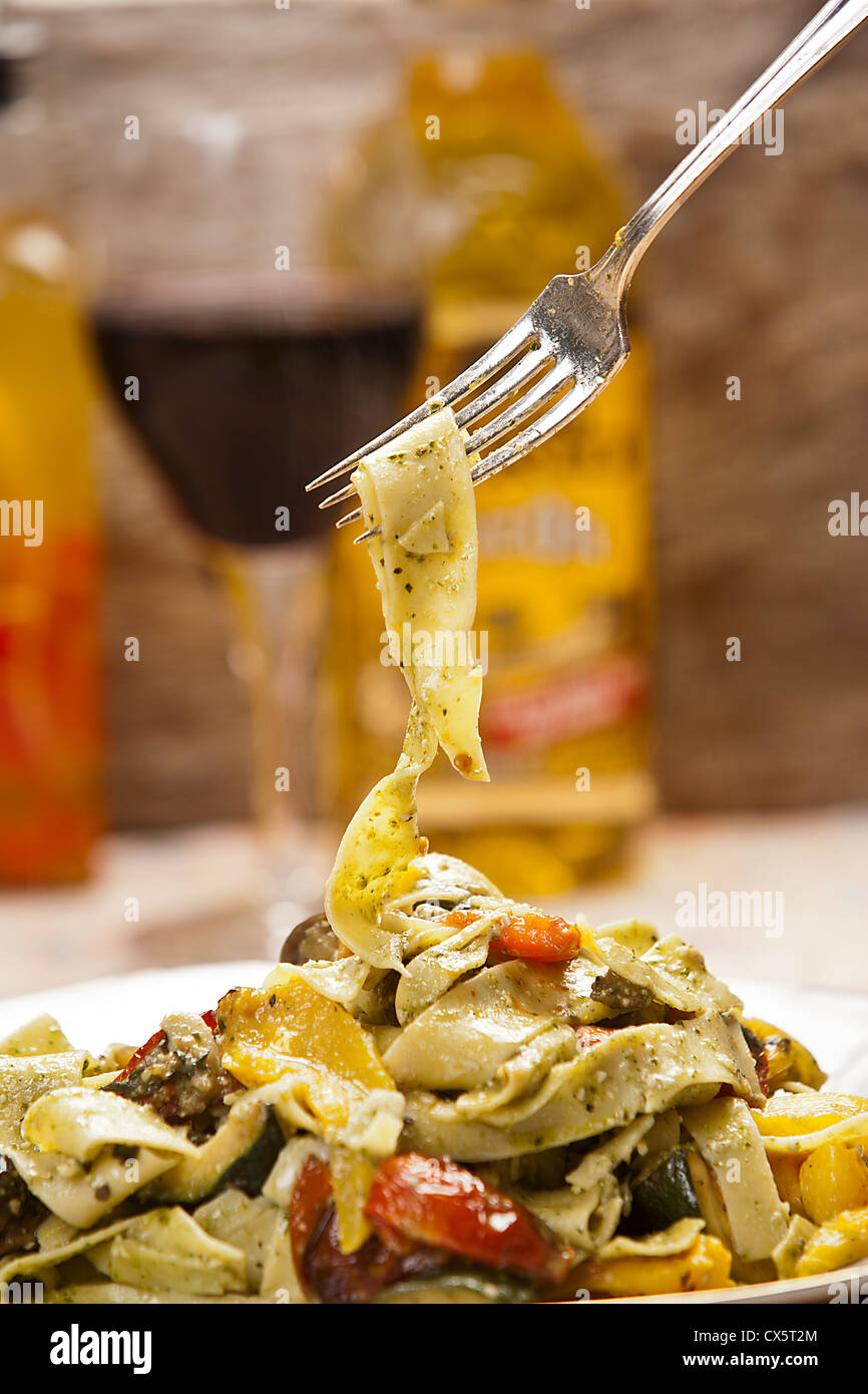 Pappardelle Pasta mit Pinienkern-pesto Stockfoto