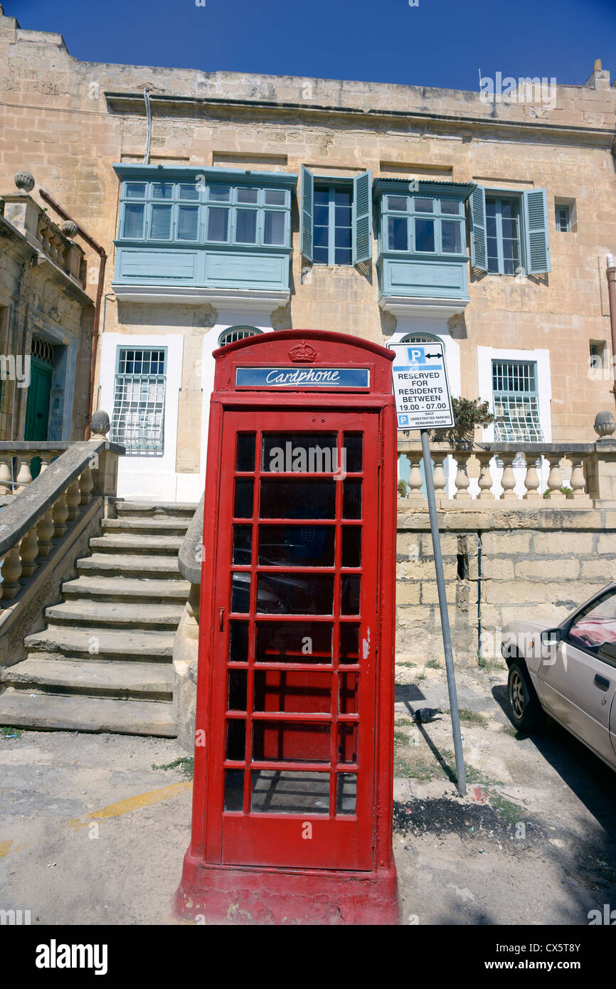 UK rote Telefonzelle auf einer Straße in Valletta, Malta Stockfoto