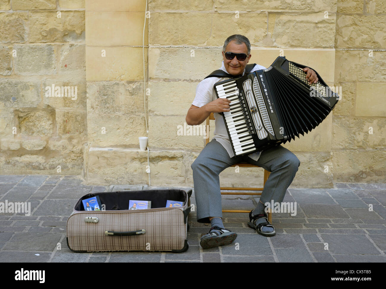 Straße Entertainer Straßenmusiker in Valetta, Malta Akkordeon zu spielen. Stockfoto