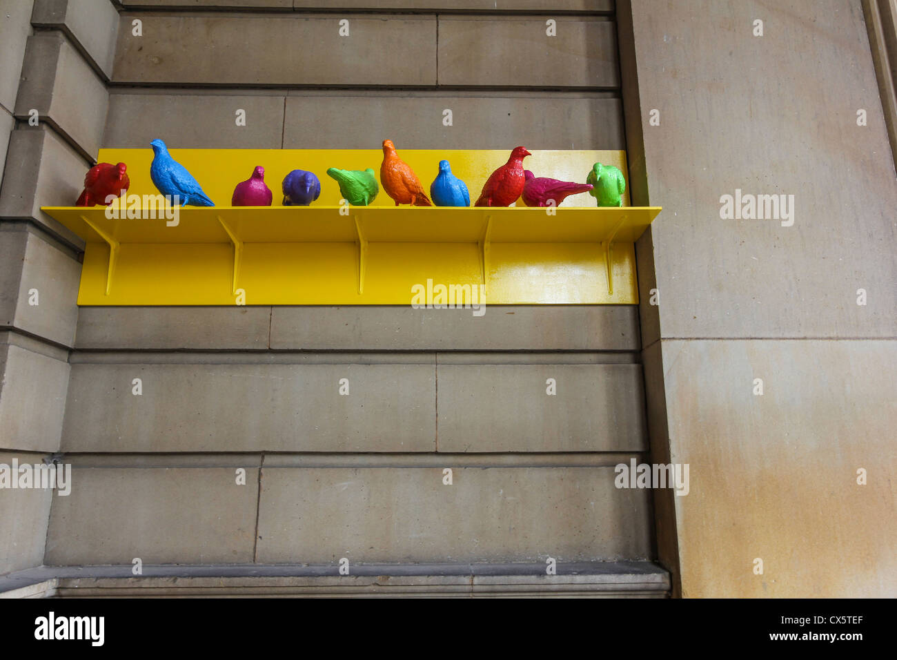 Einige der 150 bunte Vögel außerhalb der Walker Art Gallery in Liverpool im Rahmen der Biennale 2012. Stockfoto