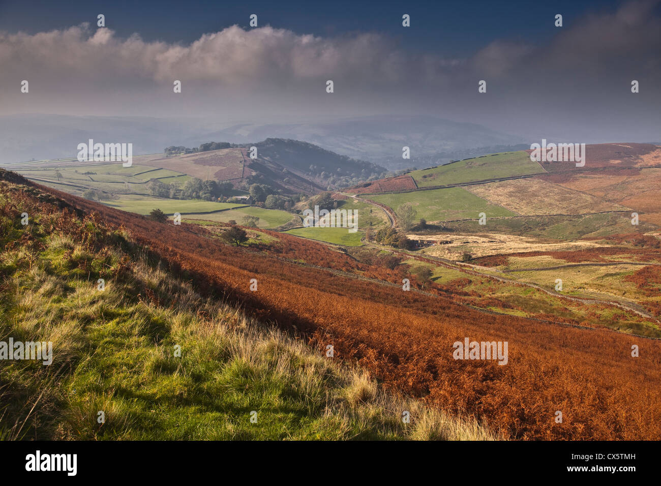 Ellenbogen Sie die Mittagszeit leichte über Callow Bank aus der Geiger im Peak District, Derbyshire. Stockfoto