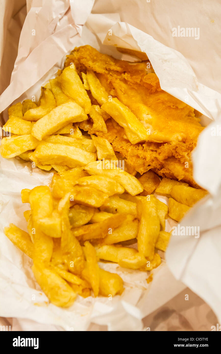Traditionsgemäß gebratenen Fisch und Chips, eingewickelt in Papier servierbereit Stockfoto