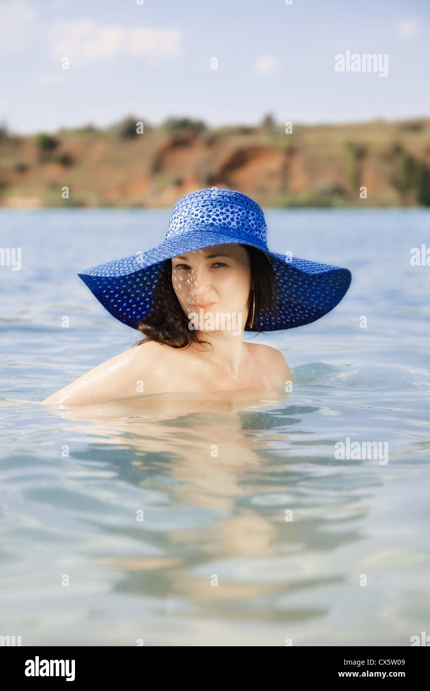 Sommer-Porträt von attraktiven Frau mit Hut Stockfoto
