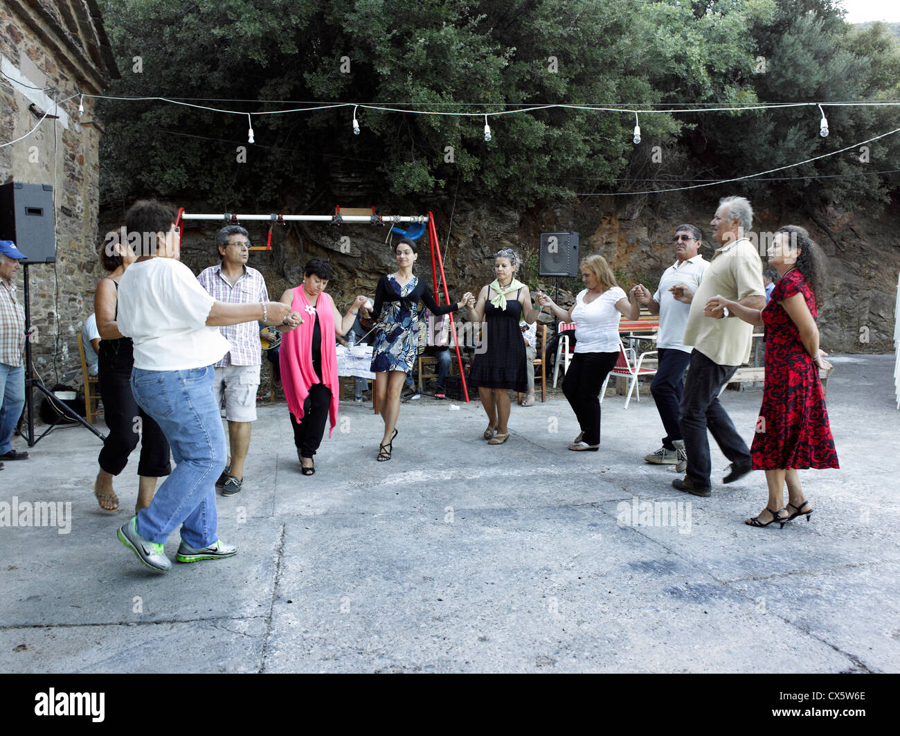 Griechische Volkstänze auf ein Panegyri, Ikaria, Griechenland Stockfoto