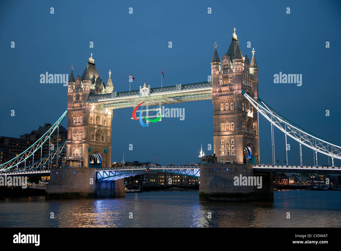 Die Paralympischen Logo, Agitos, auf Tower Bridge während der Paralympischen Spiele 2012 in London. Stockfoto