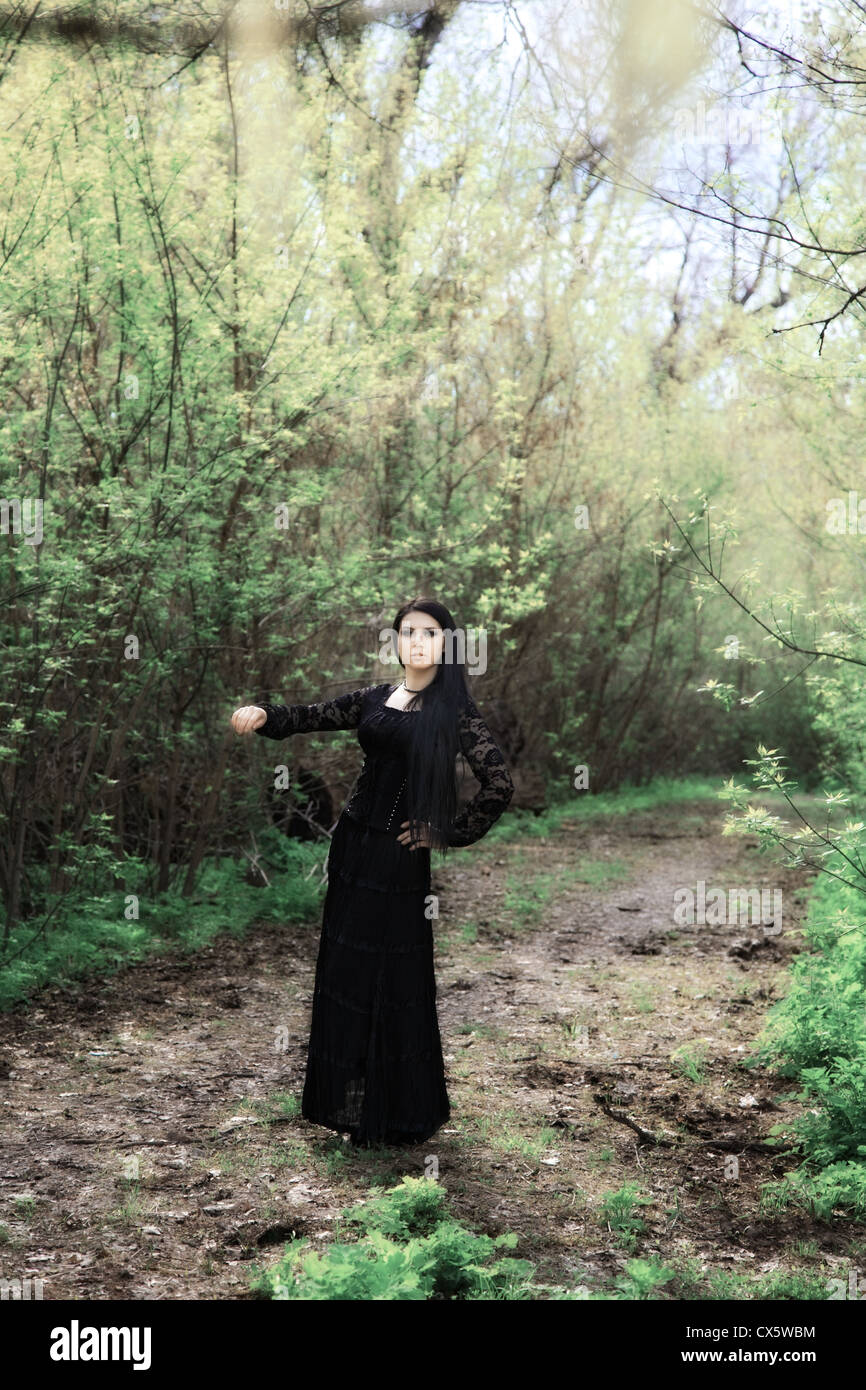 Frau im alten Stil schwarz Kleid. im Freien Schuss Stockfoto