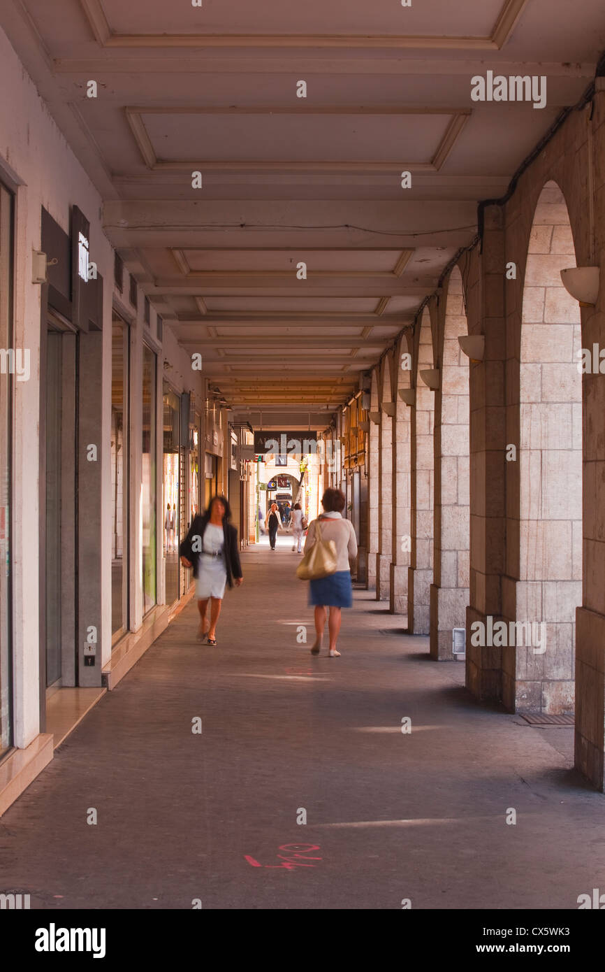 Blick auf die Arkaden Straße Rue Royale in Orleans, Frankreich. Stockfoto