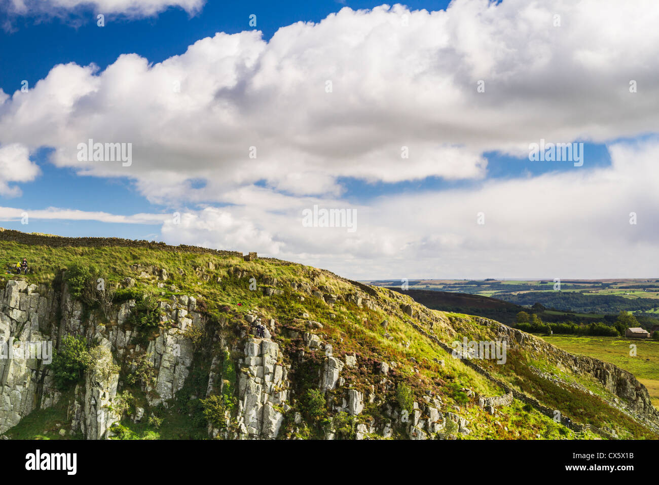 Der Weg an die Spitze der Schale Felsen in der Hadrianswall Land, Nationalpark Northumberland, England Stockfoto