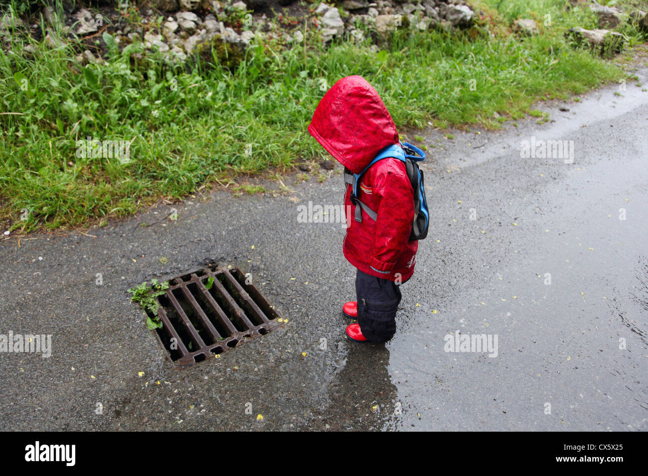 Kind auf der Suche auf Abfluss Stockfoto