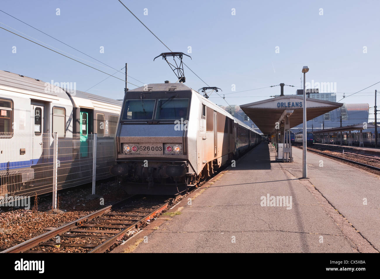 Eine regionale TER (Train express regional) erwartet Abfahrt um Orleans Bahnhof in Frankreich. Stockfoto