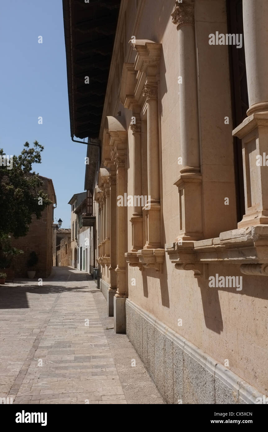 Die Straßen der historischen Altstadt von Alcudia auf Mallorca Stockfoto