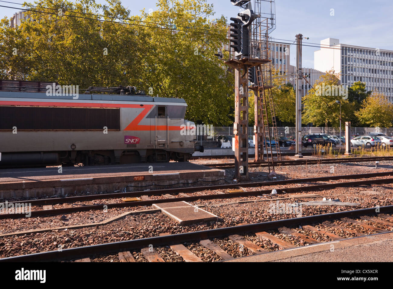 Eine regionale TER (Train express regional) erwartet Abfahrt um Orleans Bahnhof in Frankreich. Stockfoto