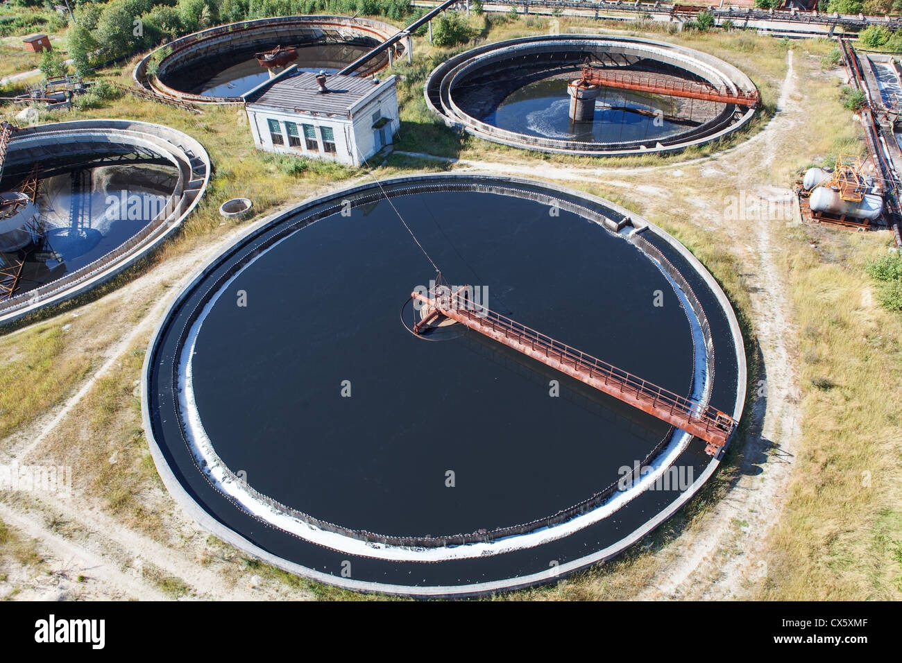 Riesige kreisförmige Sedimentation Tank Wasser absetzen, Reinigung in den Tank durch biologische Organismen auf die Wasserstation Stockfoto