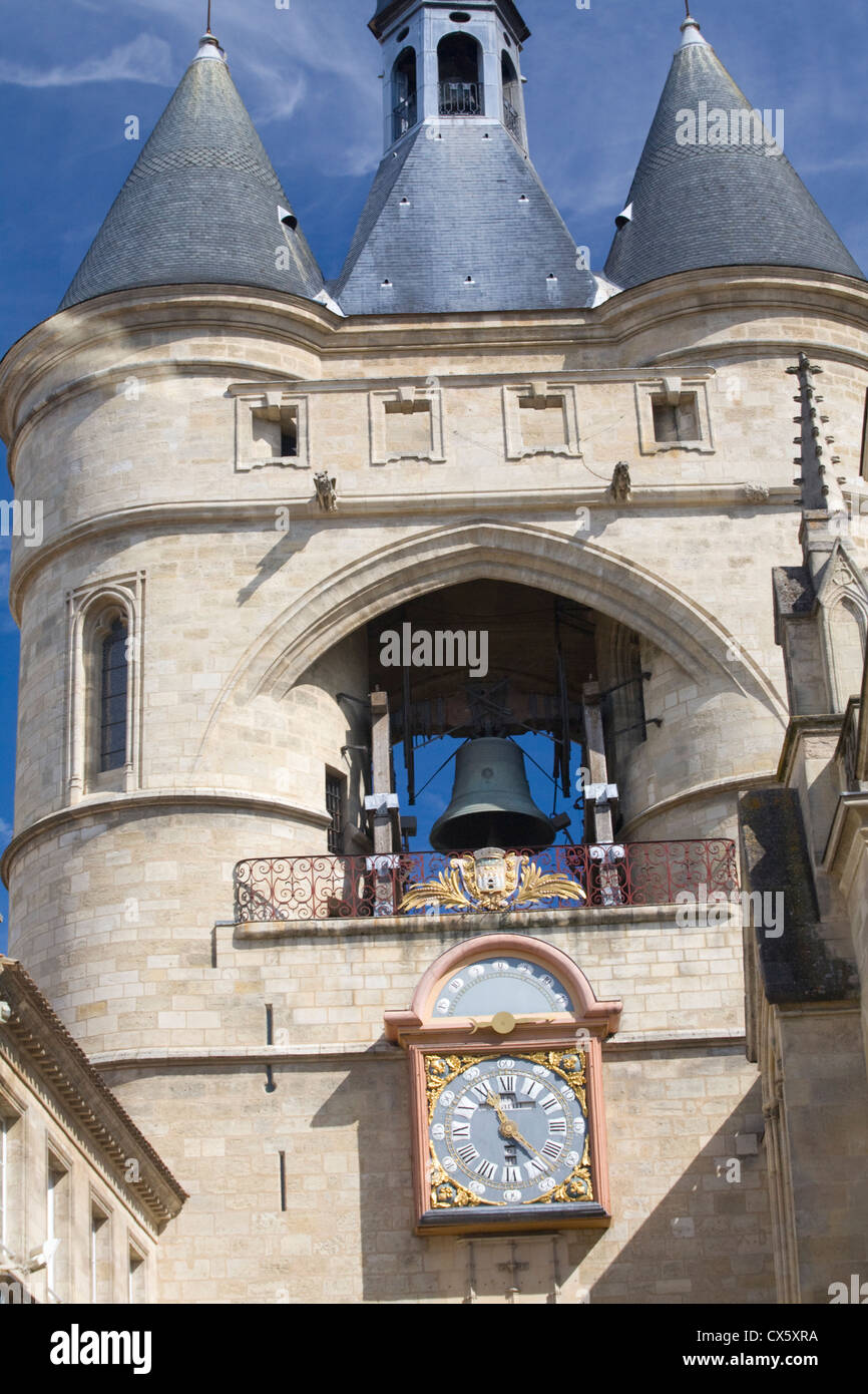 Uhr und Glocke von der Porte De La Grosse Cloche in Bordeaux, Frankreich Stockfoto