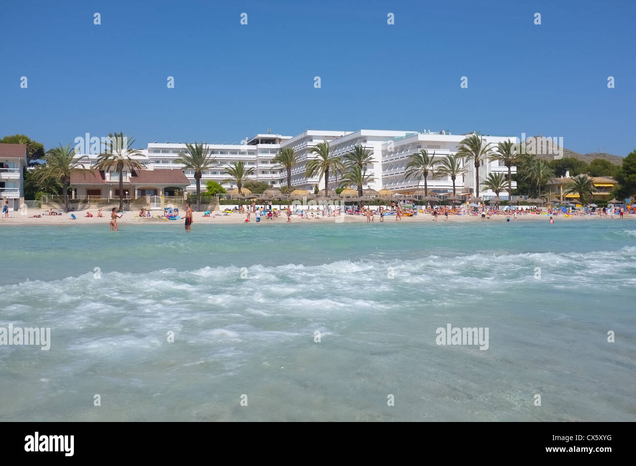 ein Urlaub-Strand-Szene auf der Insel Mallorca aus dem Meer auf der Hotels und der Strand Stockfoto