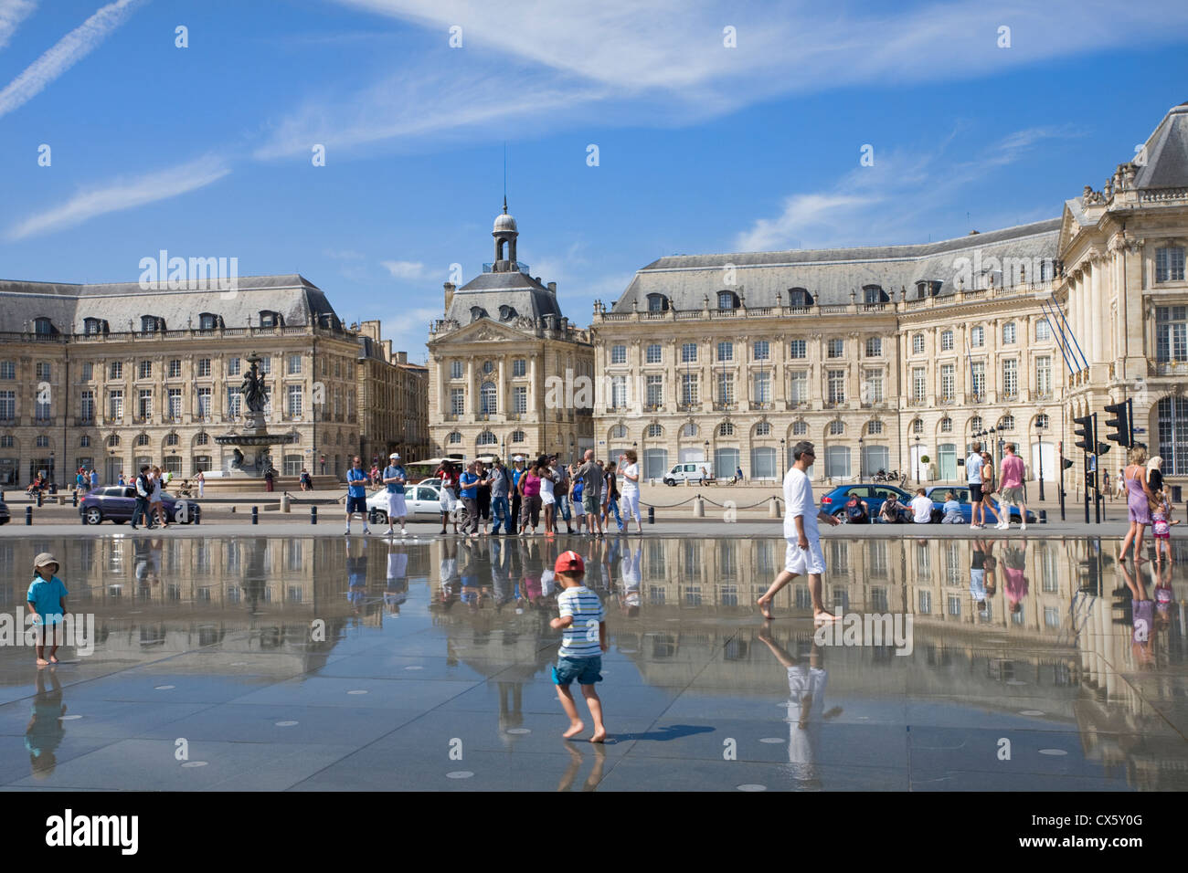 Place De La Bourse und das Miroir d ' eau, Bordeaux, Frankreich Stockfoto
